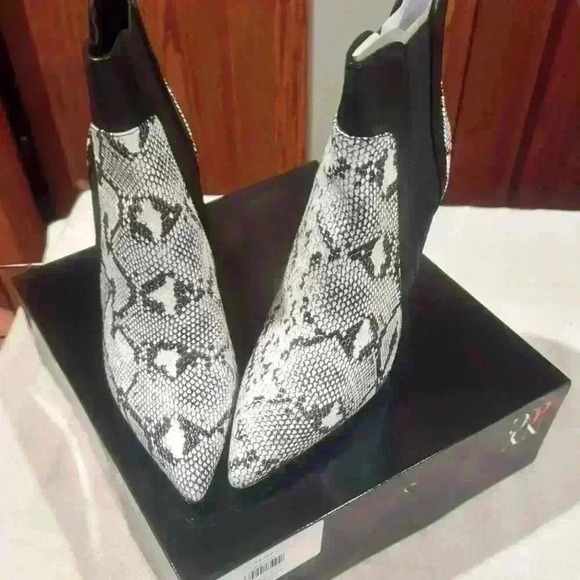 NY&Co Faye High Heel Ankle Booties.9.5 only wore once.  Excellent condition - Picture 5 of 8